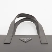 美品 プラダ ビジネスバッグ サフィアーノレザー 三角タグ A4 ハンド 灰色 美品 プラダ ビジネスバッグ サフィアーノレザー 三角タグ A4