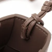ボッテガヴェネタ マキシイントレチャート カセット レザー ショルダー