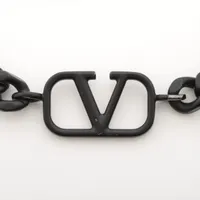VALENTINO 23AW Vロゴ メタル チョーカー Vロゴ シグネチャー メタル X スワロフスキー®パールビーズ