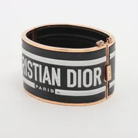 Dior ブラックレザーバングル メタルプレート付き Dior ブラックレザーバングル メタルプレート付き ディオール