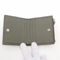 プラダ　カーキ財布 プラダ」の春財布はミリタリーなカーキ推し！ 定番ふたつ折りに