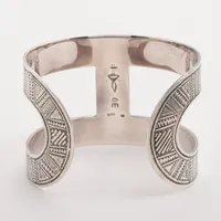 【新品未使用】トゥアレグ Hバングル 刻印入り 両面彫り BEAMS - 「最終値下」トゥアレグ族 刻印入り 両面彫りHバングル