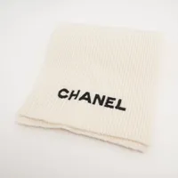 ⭐︎3062W⭐︎CHANEL ロゴ入りマフラー ホワイト シャネル ロゴ 22B マフラー カシミヤ ホワイト A3572565｜中古