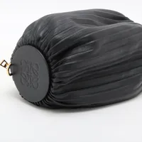 ブラック　レザー　ポーチ　ロエベ ロエベ クラッチバッグ アナグラム Tポーチ レザー LOEWE 黒