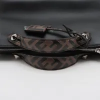 t36【美品】フェンディ　ズッカ　エンボス　ブラック　レザー　ボディバッグ フェンディ ズッカ バイザウェイ ミディアム レザー 2WAYショルダー