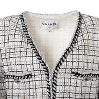CHANELジャケットサイズ38,襟元だけボタンあり。 2100020000026988-1.jpg