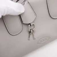 トッズ ダルセナ スモール レザーバッグ ロゴ グレー Woman グレー トッズ ダルセナ レザー バッグ スモール