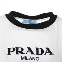 プラダレディースＴシャツ。 PRADA (プラダ) トライアングル刺繍 クルーネック 半袖 Tシャツ