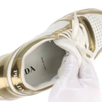 プラダ トライアングルロゴ パテントレザー スニーカー 7 1/2 ゴールド