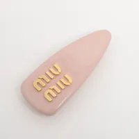 miumiu ロゴ　ヘアクリップ　ピンク　GP ミュウミュウ ロゴ ヘアクリップ GP×レジン ゴールド×ピンク 2個