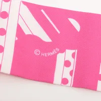 HERMES エルメス ツイリー Faubourg Rainbow まるでアートなエルメスのツイリー。おしゃれに身に着ける活用法
