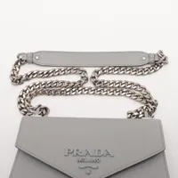 プラダ サフィアーノ レザー チェーンショルダーバッグ グレー 1BD127