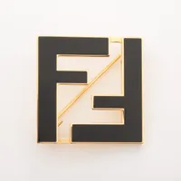 【即発】FENDI レディースブローチ【国内発】 FENDI(フェンディ)のレディース ブローチ・コサージュ 人気