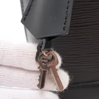 M40862　アルマBB　エピ ハンドバッグ ブラック LOUIS VUITTON アルマBB エピ ノワール M40862 - YouTube