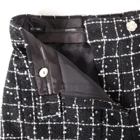 CHANEL シャネル ショートパンツ 黒x白(ツイード) 4100125J0044 Shorts - Cotton tweed & feathers, black & white — Fashion