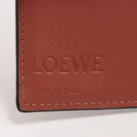 ロエベ アナグラム トライフォールド レザー コンパクト