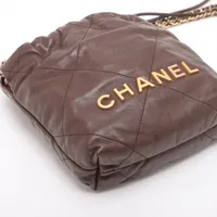 シャネル 23A CHANEL22 ミニサイズ ブラウン Chanel 22 ミニ ハンドバッグ、シャイニー カーフスキン