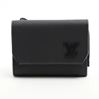 Quruzuアエログラム ポルトフォイユ ミュルティプル ネーム入 ルイヴィトン LOUIS VUITTON 二つ折り財布 アエログラム