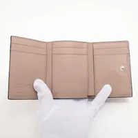 ロエベ アナグラム トライフォールド レザー コンパクト