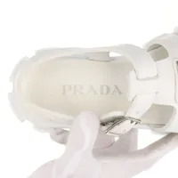 【早い者勝ち】【値下げ】プラダ　ラフィア　サンダル　ホワイト　サイズ37 希少 PRADA - プラダ ラフィア 三角ロゴプレートクロシェフラット