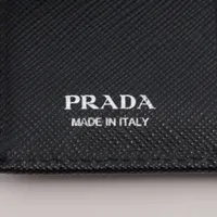 【直営店買付】プラダ☆レザーコンパクトウォレット☆1MV204 PRADA プラダ 財布 二つ折り財布 1MV204 QWA ネロ サフィアーノ