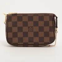 ルイヴィトン　モノグラム　ポーチ　トゥルーストワレット LOUIS VUITTON ルイ・ヴィトン M47526 モノグラム トゥルースト