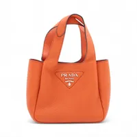 【希少】PRADA メタルロゴ入り スモール レザー バッグ オレンジ オレンジ系 PRADA(プラダ) バッグ・カバン(レディース) - 海外