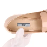 未使用級✨PRADA プラダ　フロントロゴ　ドライビングローファー　ベージュ プラダ トライアングルロゴ パテントレザー ローファー 38