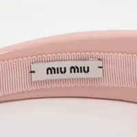 ミュウミュウ 5IH025 ロゴ カチューシャ パテントレザー ピンク