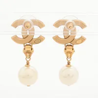 【CHANEL】ココマーク A24A ピアス 両耳用 メタリックシルバー シャネル CHANEL ピアス ココマーク ロゴピアス CHANEL PIERCE