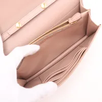 プラダ サフィアーノラックス レザー チェーンウォレット ピンク