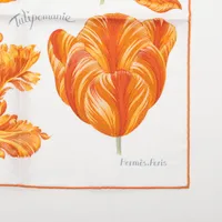 やわらかい印象の花柄【HERMES】カレ45 Tulipomanie Detail Tulipomanie Detail scarf 45 | Hermès Australia
