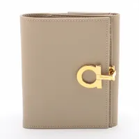 関税込【Ferragamo】ガンチーニ コンパクトウォレット ベージュ フェラガモ ガンチーニ レザー コンパクトウォレット ベージュ