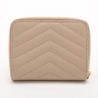 サンローラン Ｖステッチ コンパクトウォレット YSL ロゴ ベージュ ⓪ サンローランパリ Vステッチ レザー コンパクトウォレット