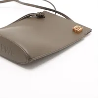 ロエベ　レザー ショルダーバッグ ロエベ ダイスポケット レザー ショルダーバッグ カーキ