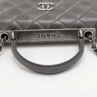 実用性とデザイン性を両立【CHANEL】ハンドバッグ グレー レザー CHANEL(シャネル) メッシュレザー ハンドバッグ ホワイト