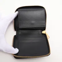 セリーヌ スモールジップウォレット エッセンシャル レザー