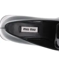 MiuMiu パテントレザー スリングバック ローファー 光沢 ロゴ MiuMiu パテントレザー スリングバック ローファー 光沢 ロゴ