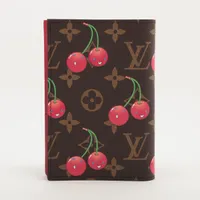 ルイヴィトン村上隆チェリーケース ヴィトン×村上隆 モノグラムチェリー クーヴェルテュール・パスポール