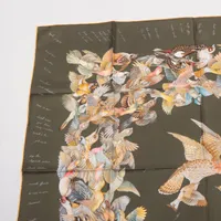 HERMES エルメス カレ90 スカーフ シルク 侵入者 L'Intrus 鳥 HERMES エルメス カレ90 スカーフ シルク 侵入者 L'Intrus 鳥
