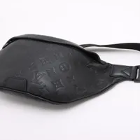 ルイ ヴィトン ディスカバリー バムバッグ モノグラム シャドウ