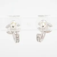 CHANEL ココマークラインストーンピアスB25S