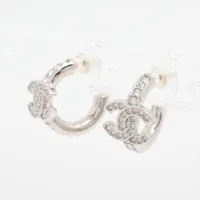 プラダ　ピアス ホワイト プラダ シンボル ピアス | PRADA