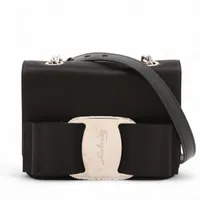 フェラガモ ガンチーニ トリフォリオ レザー ショルダーバッグ