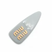 ✨️極美品✨️ ミュウミュウ パテントレザー バレッタ ロゴヘアクリップ ブラック ✨️極美品✨️ ミュウミュウ パテントレザー バレッタ ロゴヘア