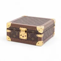 ルイヴィトン モノグラム リバース iPhone15pro バンパー ケース ルイ・ヴィトンがiPhone15用ケースを発売。モノグラム柄で