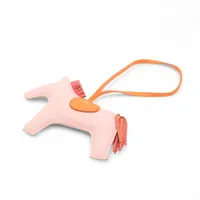 ロエベ スタジオジブリ アナグラム チャーム ハウルの動く城 カルシファー 話題のロエベ×スタジオジブリ『ハウルの動く城』コレクションから注目