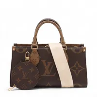 極美品 ルイヴィトン モノグラムジャイアント オンザゴー EW リバース ルイ・ヴィトン(LOUIS VUITTON)ルイ・ヴィトン オンザゴー EW