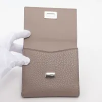 フェンディ セレリア ピーカブー レザー コンパクトウォレット グレージュ A4100180｜中古ブランド品・ブランド古着通販｜ALLU（アリュー）