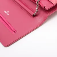 シャネル カメリア パテントレザー チェーンウォレット ピンク